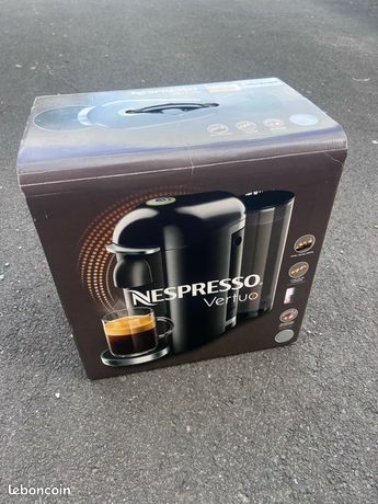 Cafetière nespresso + assortiment