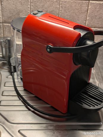 Cafetière Nespresso Krups rouge et noir