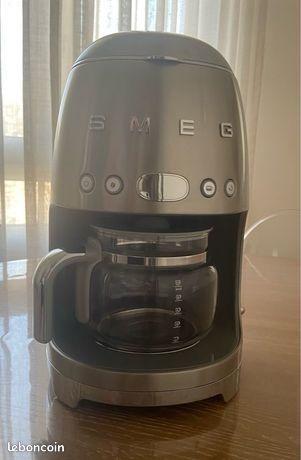 Cafetière Smeg Retro couleur argentée, machine a café