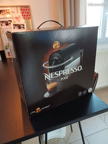 Cafetière Nespresso Pixie Grise dans sa boîte d'