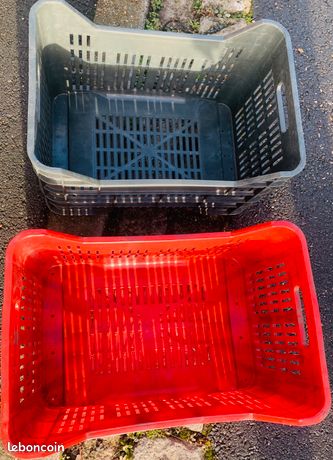 Caisse en plastique rouge