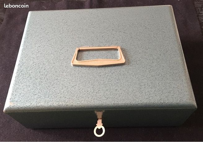 Caissette en métal avec clé