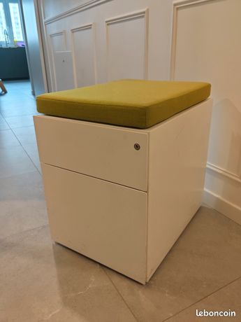 Caisson de bureau très bon étatCaisson de bureau à roulettes Très bon état 2 tiroirs fonctionnels Coussinet vert déhoussable et lavablePetites éraflures sur un côtéDimensions L48 x H40 x P58