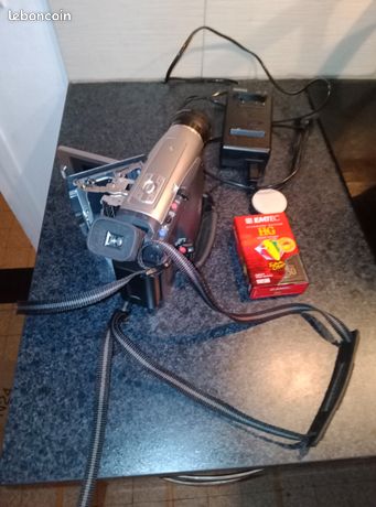 Caméscope Panasonic VZ1 avec chargeur, batterie et k7 vierge