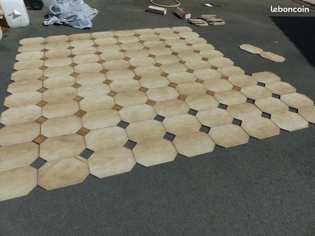 Carrelage avec cabochons