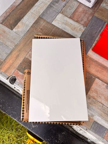 Carrelage mural blanc cassé