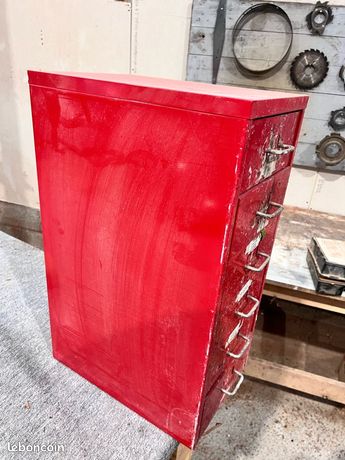 Casier de rangement métallique