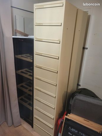 Casier métallique à tiroirs – hauteur 197 cm – bon état