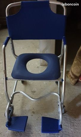 Chaise à roulettes pour douche ou personne âgée