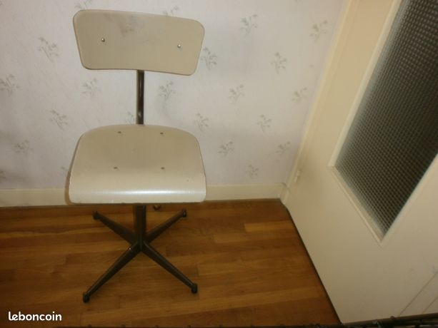 Chaise d'atelier hauteur assise réglable manuellement par molette