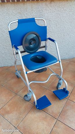 Chaise de douche percée à roulettes