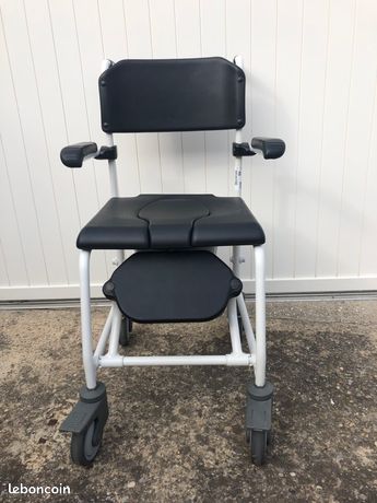 Chaise douche à roulettes