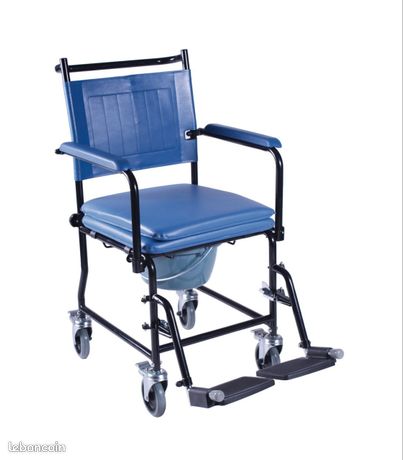 Chaise percée a roulettes