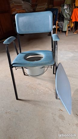 Chaise percée avec seau