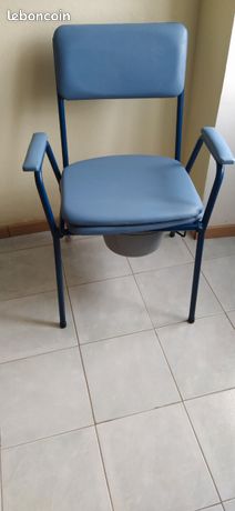 Chaise percée bleue