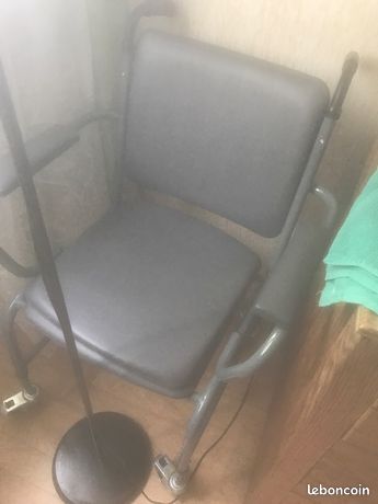 Chaise percée roulante