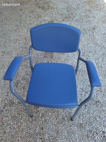 Chaise percée