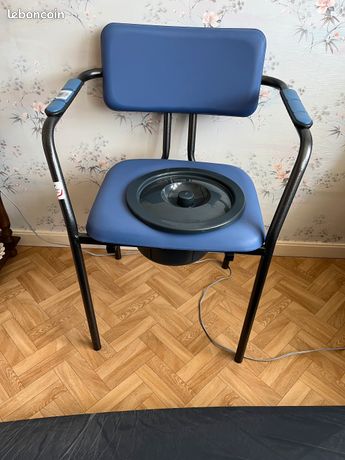 Chaise percée