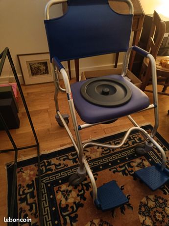 Chaise roulante percée