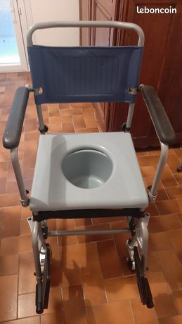 Chaise toilette avec 4 roues
