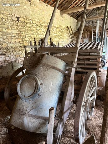 Charette en bois avec tonne à eau