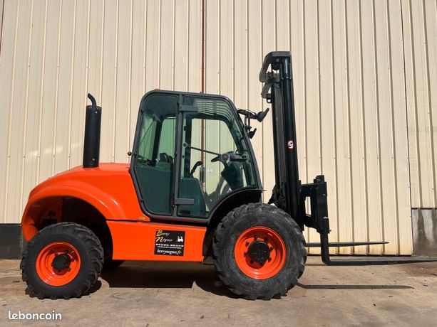 Chariot élévateur AUSA 4 X 4 capacité 3 T Diesel