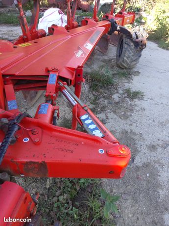 Charrue kuhn 183