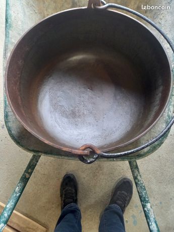 Chaudron en fonte assez lourd
