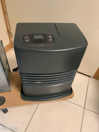 Chauffage à essence paraffine Zibro 3000 W en bon état. Quelques marques et rayures sont présentes d'où son prix de 120 présenté en état de marche
