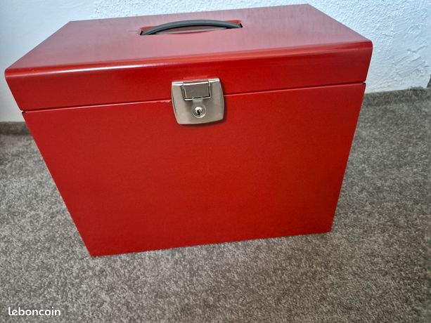 Classeur en fer avec dossiers suspendus