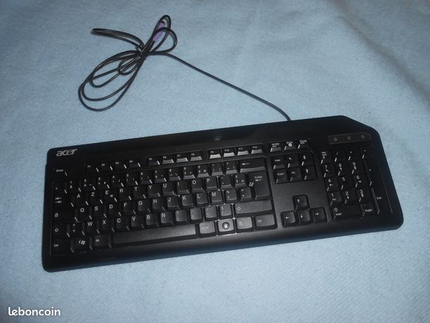 Clavier neuf sans la boite ni souris voir l'embout qui est violet faire offre