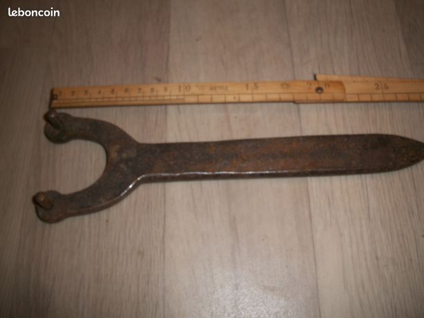 Clé a ergots entraxe environ 6 cm