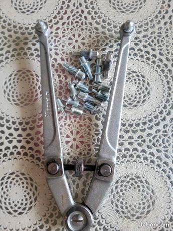 Clés pour écrous à trous facom