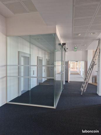 Cloisons vitrées de bureau toute hauteur avec ossature aluminium blanc divers dimensions constant