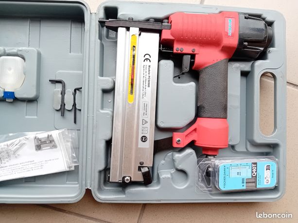 Cloueusse agrafeuse pneumatiques