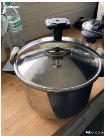 Cocottes Seb 10 l en bon état Avec réducteur de pression