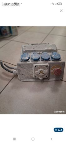 Coffret de chantier monophasé équipe de 4 prises de courant et d un arrêt d urgence
