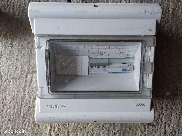 Coffret électrique Hager étanche avec inter différentiel triphasé CDC 840 F et Disjoncteur NFT 832