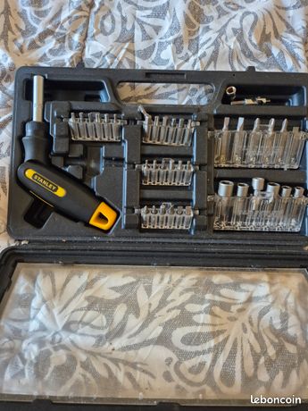Coffret Stanley Jeu dembouts douilles et tournevis à cliquetCoffret Stanley avec embouts douilles et tournevis à cliquet