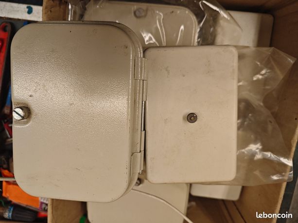Coffrets électriques Legrand et boîtes de dérivations métalliques