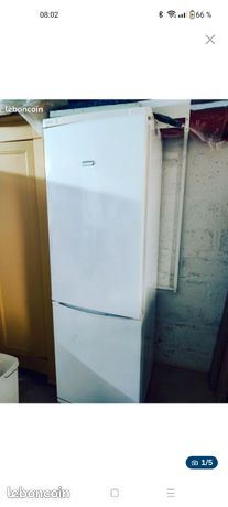 Combiné congélateur Les caractéristiques sont sur l'étiquette dans la dernière photo.Il y a un coup sur la porte du bas voir photo N'hésitez pas pour tout renseignement