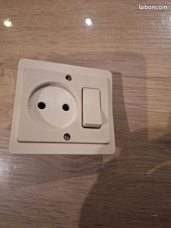 Combiné prise + interrupteur