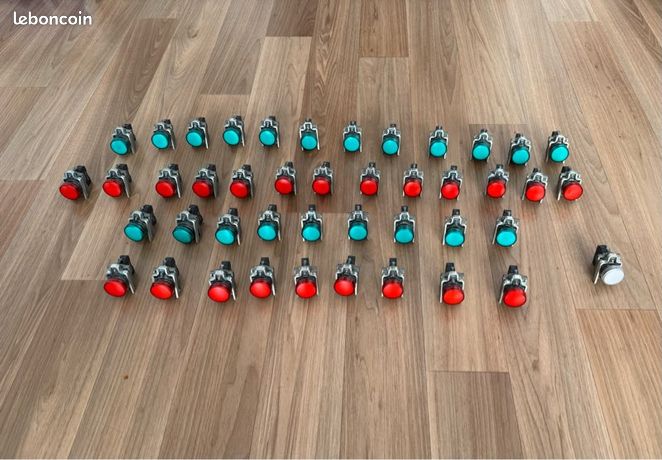 Commutateurs poussoirs et voyants 230v ou 24v en très bon état