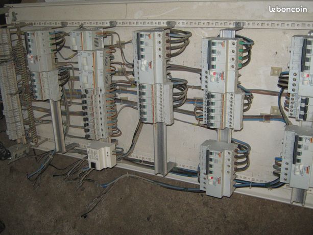 Compteur électrique Eléments Disjoncteurs Interrupteurs Coupes circuit ect
