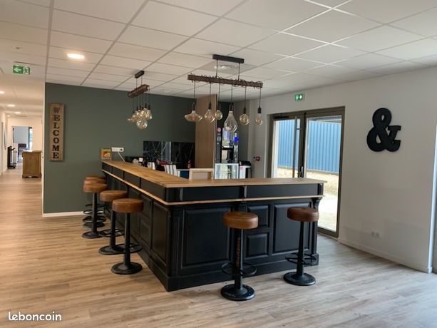 Comptoir bar ou Banque d'accueil sur mesure en bois massif pour professionnels