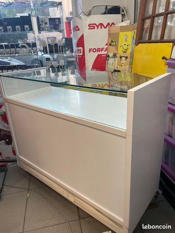 Comptoir vitré avec portes