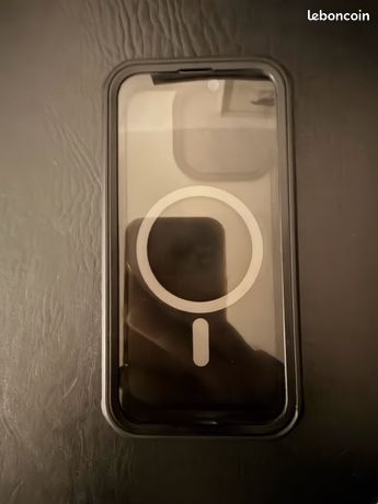 Coque iPhone 14 Pro anti-regards indiscrets