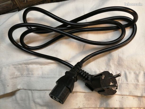 Cordon secteur tripolaire femelle