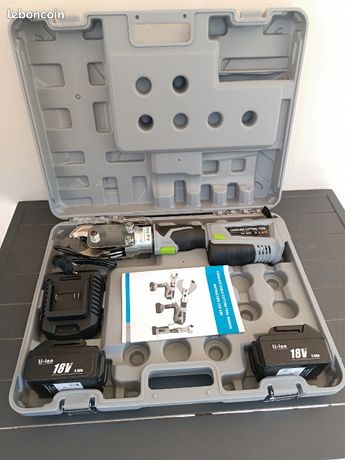 Coupe-câbles hydraulique avec deux batteries