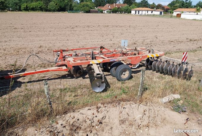 Cover crop Quivogne SXE 40 Année 1999 bon étatRepliage hydrauliqueTrain de disque en XPrix HT 5400Prix TTC 6480Ne répond pas aux SMS ni aux mail.Contacter uniquement par téléph